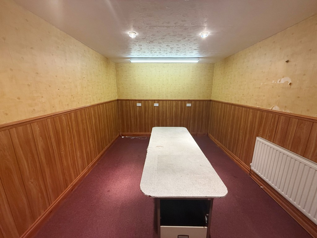 Lot: 59 - FORMER BAPTIST CHURCH WITH POTENTIAL - Conference/meeting room